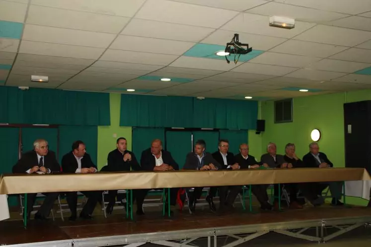 De gauche à droite : Serge Mouchet conseiller général de Saugues, Laurent Duplomb Chambre d’Agriculture, Yannick Fialip président de la section laitière de la FDSEA et de la FRPL, Gilbert Bros président de la Chambre d’Agriculture, Laurent Wauquiez Ministre des Affaires Européennes, Paul Bastide Maire de Saugues, Jean Proriol, Député, Adrien Gouteyron, Sénateur, Gérard Roche président du Conseil Général et Jean Boyer Sénateur.