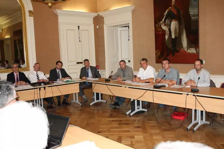 Une réunion s’est tenue en Préfecture sur le loup en présence des organisations  syndicales agricoles, la FDO, la DDT, l’ONCFS, la Fédération départementale des chasseurs et 2 spécialistes du loup de la DREAL et de la DRAAF Rhône-Alpes.