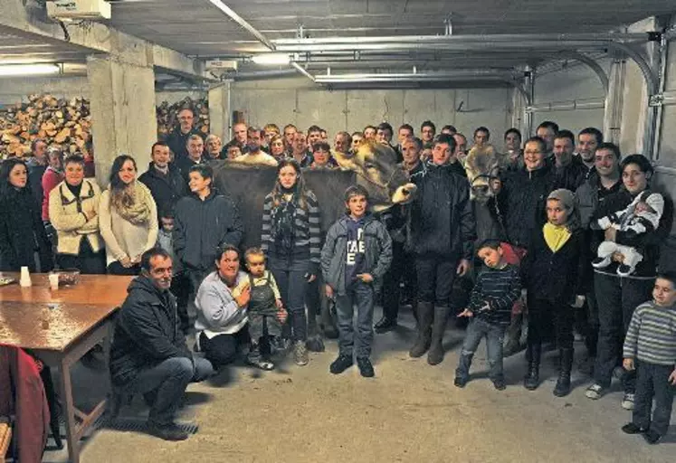 La soirée a réuni des éleveurs de Lozère, de l'Aveyron et du Cantal, avec pour la photo deux très belles Brunes : Varesa GP et Gloire KS.