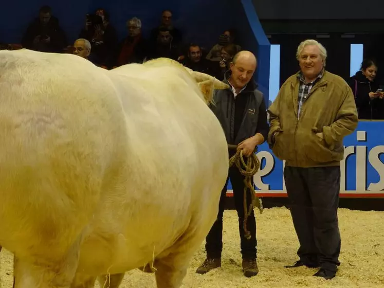 Photo de l'éleveur bovin et de Gérard Depardieu.