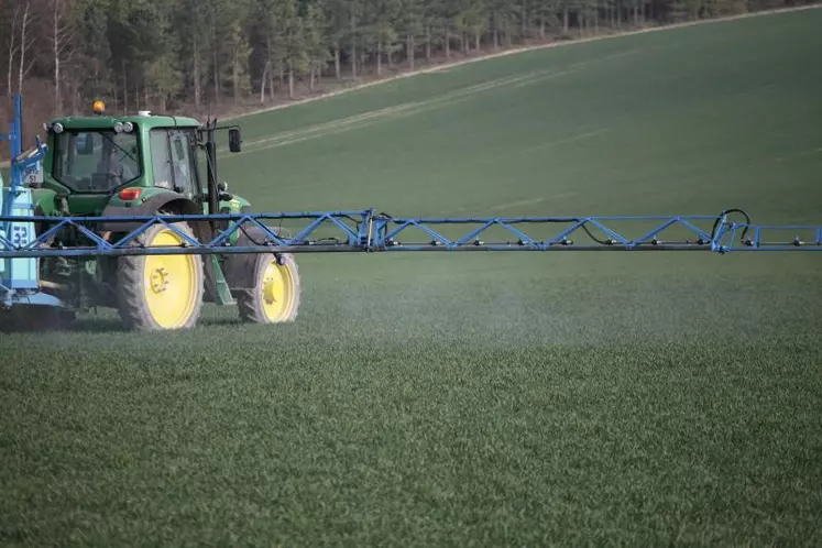 Les autorisations de mise sur le marché de produits contenant du glyphosate seront délivrées dans un premier temps pour une durée n’excédant pas 3 ans.