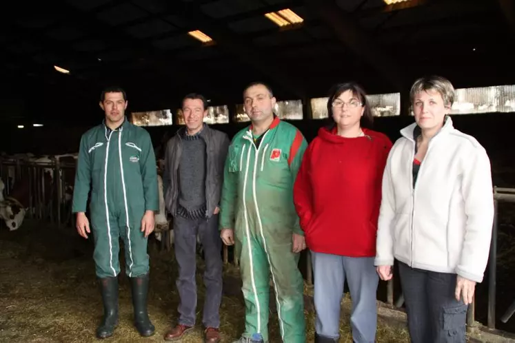 Les associés du Gaec du Belvédère et leurs techniciens.