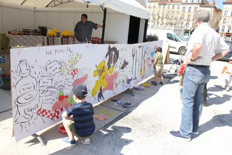 Des animaux, des produits fermiers, des outils… cette fresque peinte par les enfants met l’agriculture en relief.
