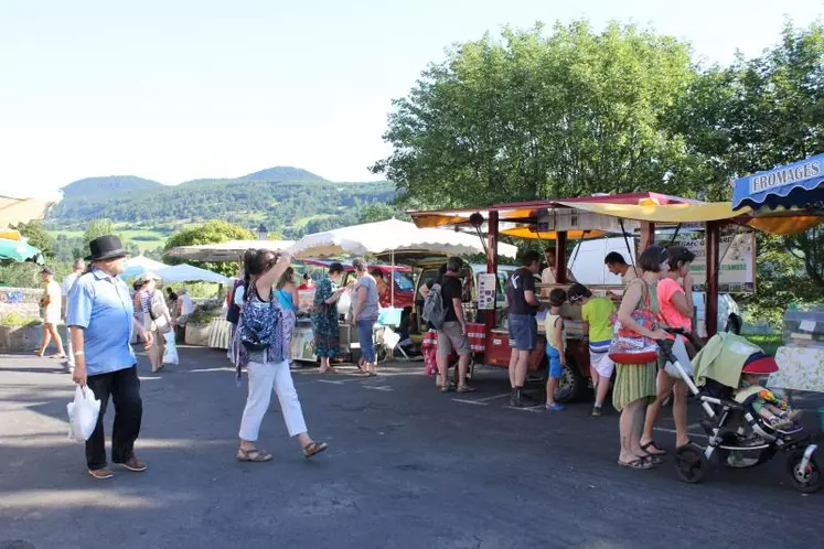 Sur le Marché des Producteurs de Pays on fait le plein de produits agricoles ou artisanaux locaux.