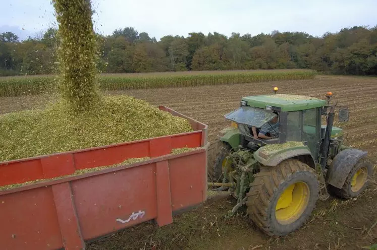 Manipulation du matériel, travail sur silo et conduite sur route doivent être effectués avec prudence.
