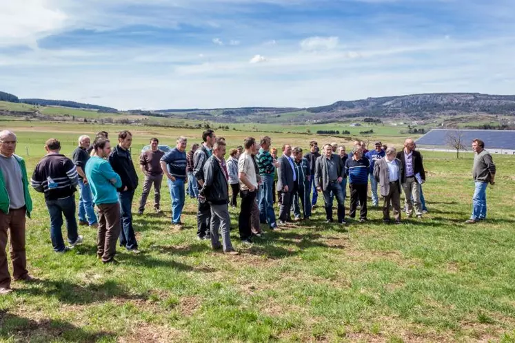 À Fay sur Lignon, sur les parcelles du Gaec des Frontières, 
responsables syndicaux et professionnels, et administration, ont pu constater de visu des dégâts considérables.