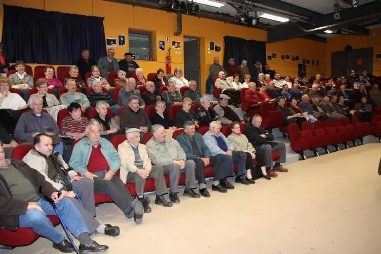 Les anciens exploitants avaient pris place dans la salle de cinéma du chomeil à St Paulien.