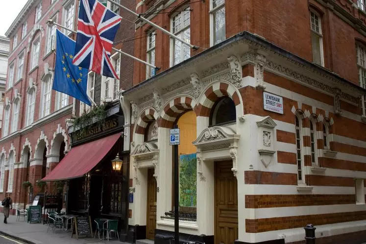 Drapeaux européen et britannique sur la façade du bureau de représentation de l'UE à Londres.