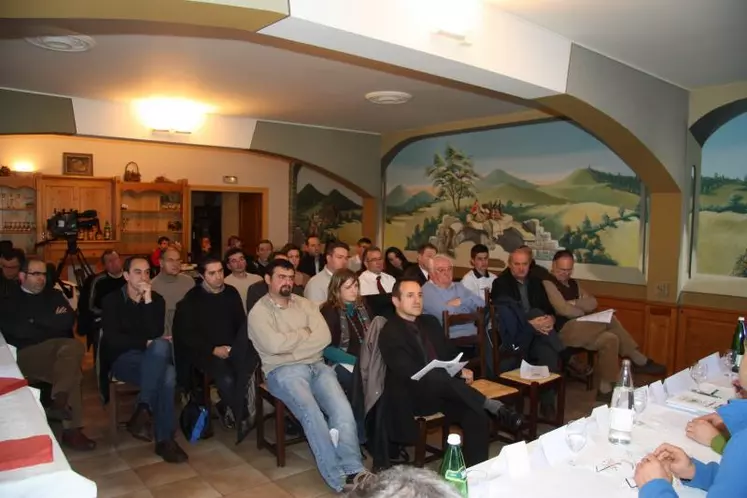 Membres de l’association et partenaires réunis au restaurant Vidal à St-Julien Chapteuil.