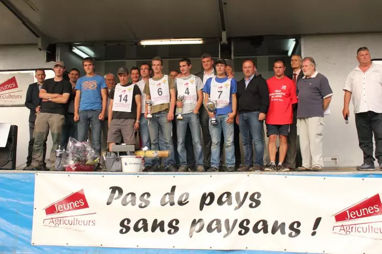 Sur le podium, les 3 premiers de chaque catégorie, labour en planche et labour à plat, entourés des responsables professionnels départementaux, des élus et des partenaires de cette manifestation.