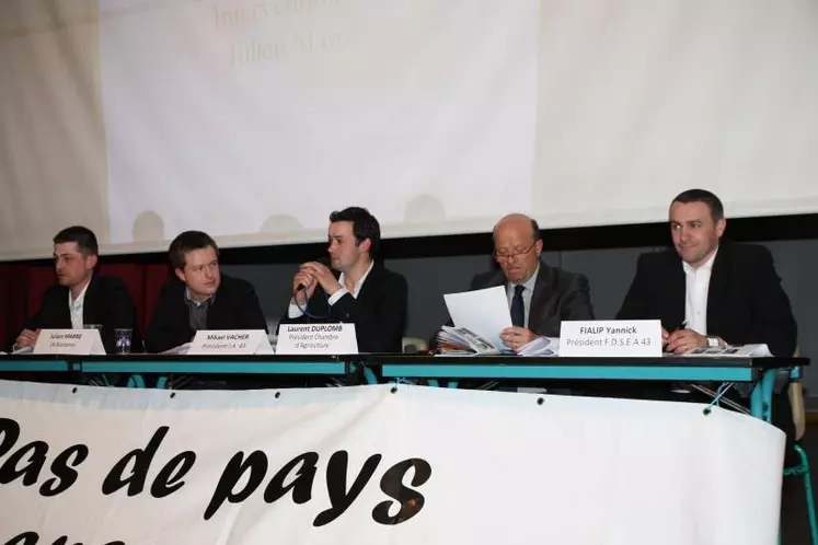 De gauche à droite : Mickaël Agrain, Julien Marre, Mikaël Vacher, le Préfet Denis Conus et Yannick Fialip.
