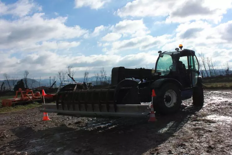 Un slalom entre 2 plots avec une charge de grande largeur sur une fourche avant, pas si facile !