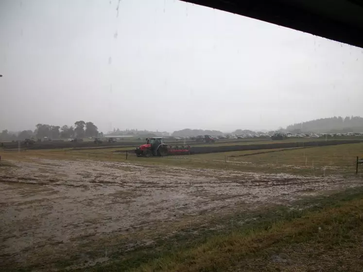 Si les choses avaient bien commencé le samedi pour la cantonale (photo du haut), le dimanche les trombes d’eau ont rendu le travail des laboureurs extrèmement difficile.