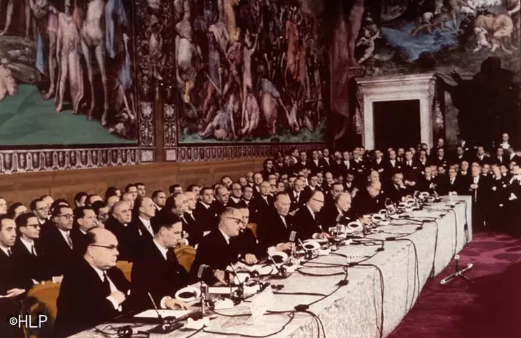 En 1957, les dirigeants des six grands pays d’Europe signent le Traité de Rome.