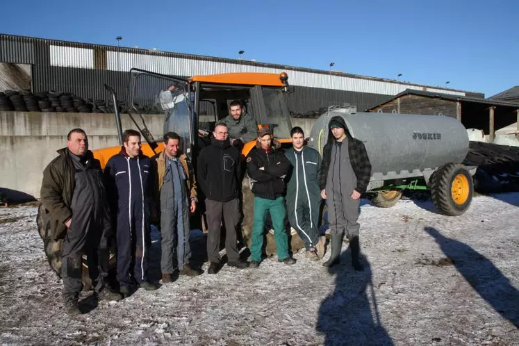 Les jeunes stagiaires avec Pascal Valentin, ouvrier de l’exploitation agricole du lycée.