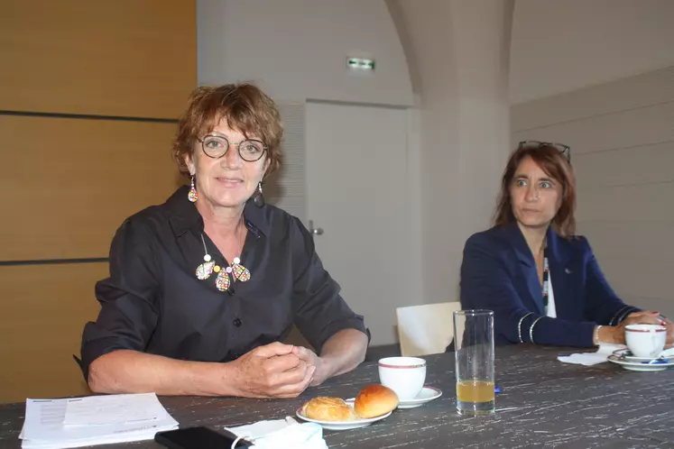 La présidente du Conseil départemental Marie-Agnès Petit avec sa directrice de cabinet Karine Vincent.