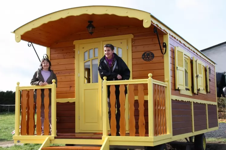 Huguette Monnier et Marie-Agnès Petit à l’entrée de l’une des deux roulottes de la ferme.