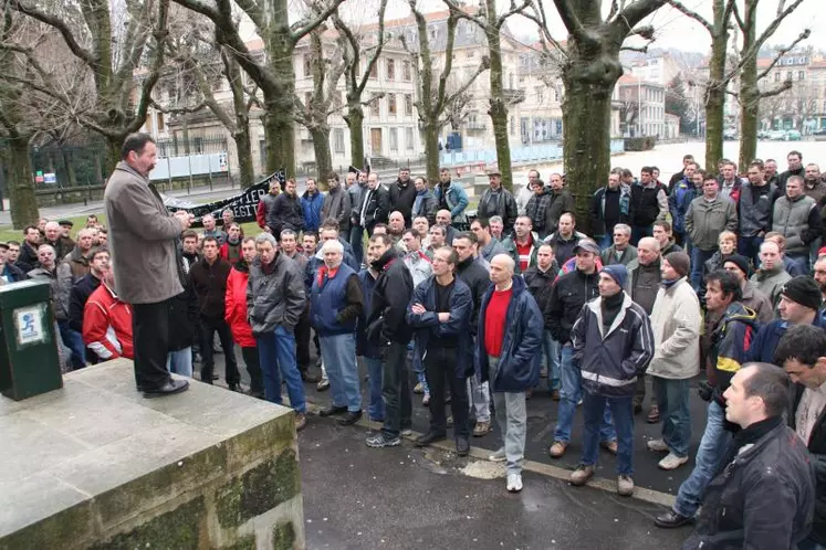 Quelques 150 producteurs devant le Tribunal au Puy.