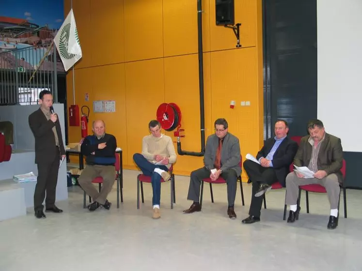 Table ronde animée par Christian Buffière directeur de la Chambre d’Agriculture, avec Michel Ramousse
pdt de la Coop des Veaux des Monts du Velay, Maurice Imbert président de la section porcine de la FDSEA, Dominique Barrau secrétaire général de la FNSEA, Laurent Duplomb secrétaire général de la Chambre d’Agriculture et Jean Luc Chauvel Président de l’UPRA Rom.