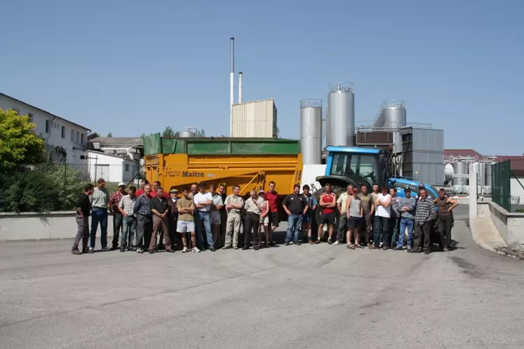 Une cinquantaine d'agriculteurs devant le site de la CFVA à Beauzac.