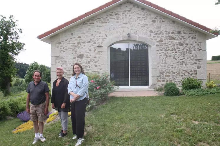 Philippe et Andrée Massardier devant leur gîte en compagnie d'Aurélie Sarda de la Chambre d'agriculture.