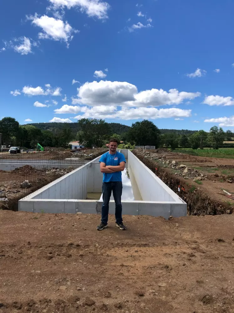 Maxime Faure devant le chantier de son futur bâtiment pour vaches laitières.
