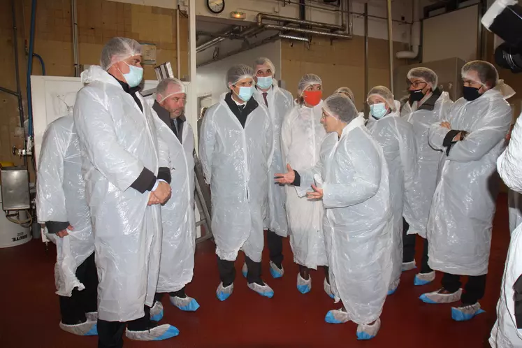 Le ministre Julien Denormandie dans les salles de l'abattoir d'Yssingeaux.