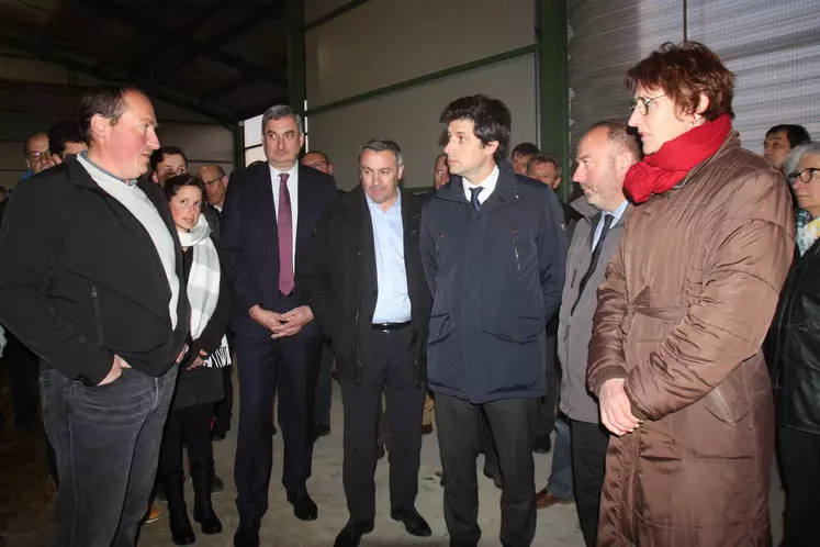 Le ministre Denormandie en pleine discussion avec les responsables professionnels, parlementaires,  élus et associés du Gaec du Lyon d'or à Vernassal. 