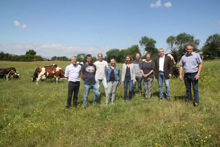 Producteurs et responsables de l'APLM et représentants de l'enseigne Intermarché avec les vaches laitières du Gaec du Lavandin.  