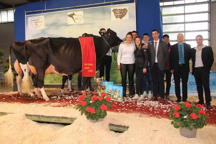 Myosotis, grande championne Prim’Holstein et sa réserve Jupe présentées par la famille Brusc.