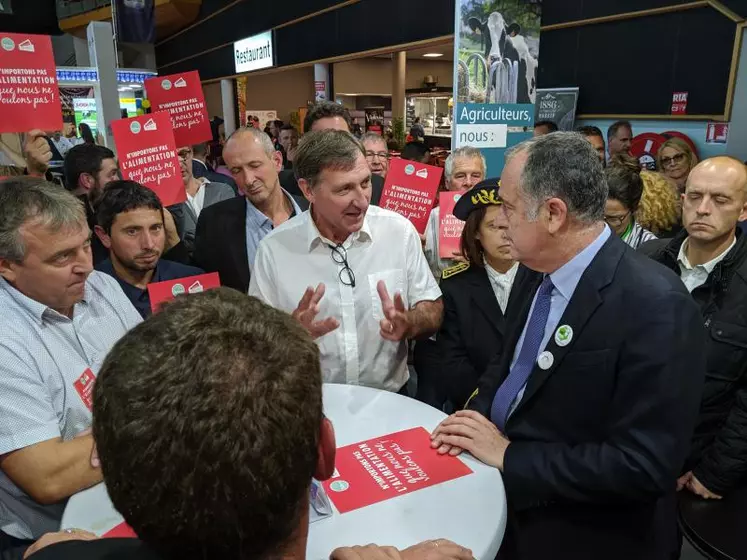 Didier Guillaume, ministre de l’Agriculture, accueilli par une forêt de cartons rouges sur le stand FNSEA-JA.