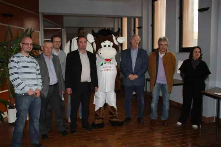 Les membres de la profession agricole avec les responsables de l’ASM Le Puy Agglo Basket Haute-Loire et de l’agence de communication Publi-cible.