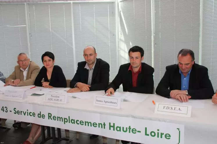 De gauche à droite : Claude Cubizolle (Directeur), Sandrine Cottier (Pdte SR), Christian Gouy (Pdt Aide Agri 43), Mickaël Vacher (Pdt ADGEA et JA43) et Gilbert Guignand (Pdt FDSEA).