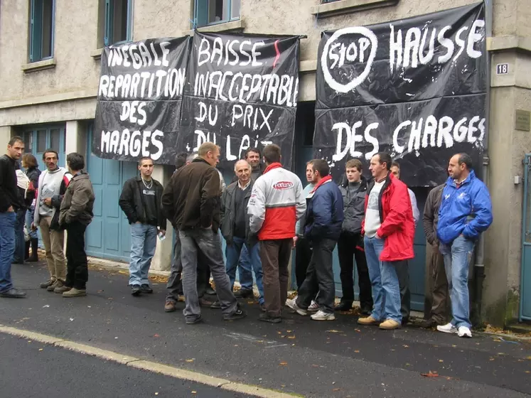 Devant la permanence de M. Boyer à Aiguilhe.