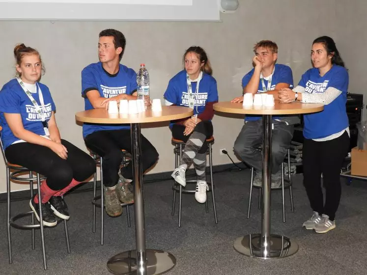 Marie, Tom, Emilie, Théo et Audrey ont témoigné de leurs parcours dans l'enseignement agricole.