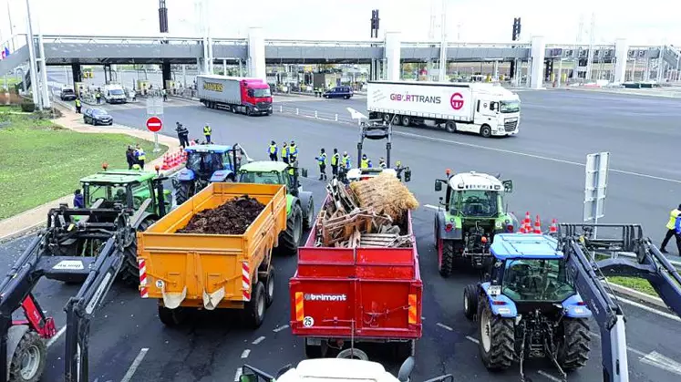 «On veut vous nourrir, pas mourir», «France veux-tu encore de tes paysans ?», «L’agriculture : enfant on en rêve, adulte on en crève»... autant de messages affichés sur les tracteurs et qui traduisent l’inquiétude et l’émotion des agriculteurs.