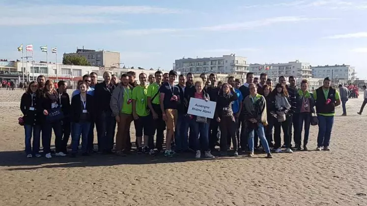 La délégation Auvergne-Rhône-Alpes les pieds sur le sable à Dunkerque.