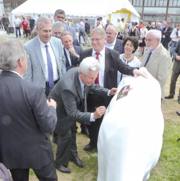 Bernard Roux, président de Lanaud Développement signe la vache symbole du Limousine Park.