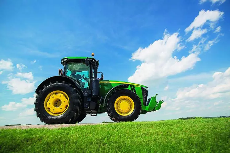Les tracteurs profilés américains (John Deere) disposent d’un nez plus proéminent que les tracteurs standard européens (Valtra).