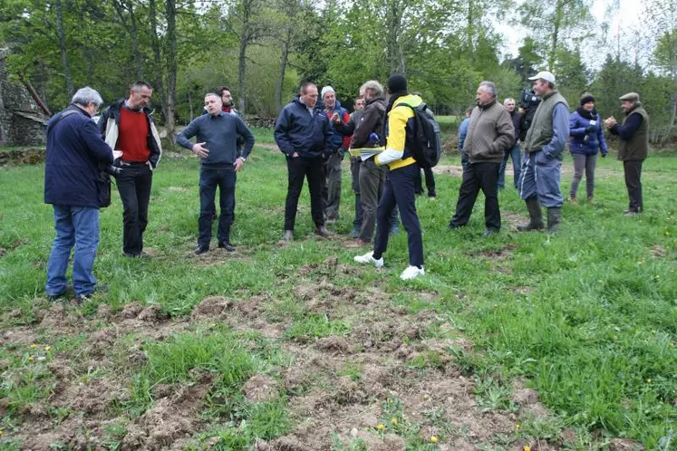 Agriculteurs et journalistes sur la parcelle de prairie endommagée de Philippe Defay.