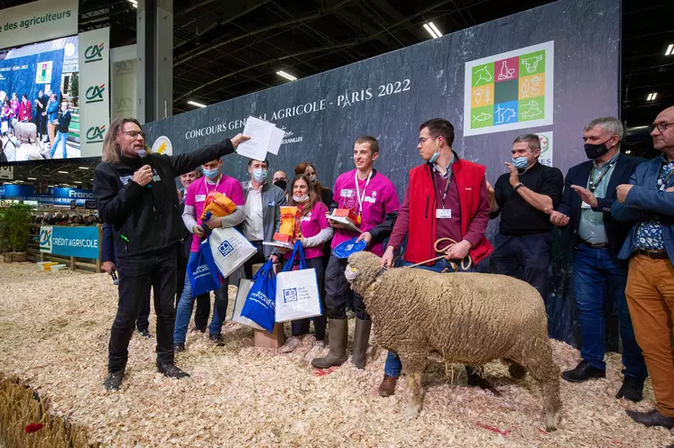 Adrien Chambon, ici au centre, a été sacré meilleur jeune berger de France.