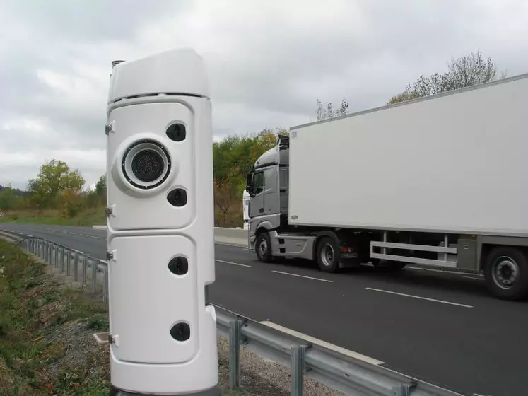 Mardi, le gouvernement a fait marche arrière et suspendu la mise en application de l'écotaxe poids lourds, face à la pression du milieu agricole et de nombreux acteurs économiques qui ont vu dans cet impôt, la taxe de trop.