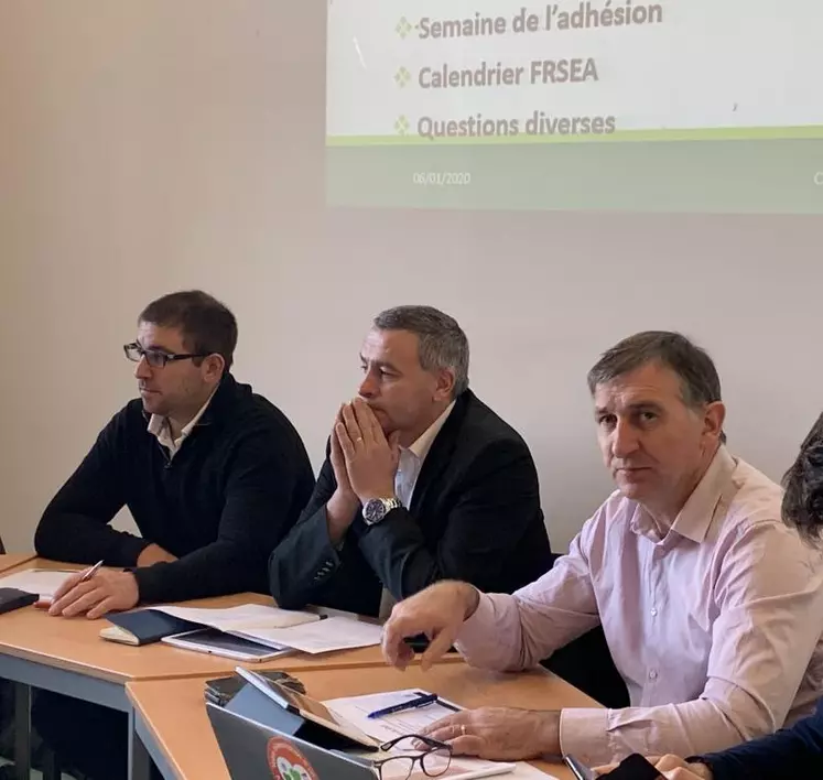 De gauche à droite : Nicolas Merle, président des JA Aura, Yannick Fialip secrétaire général et Michel Joux président de la FRSEA Aura.