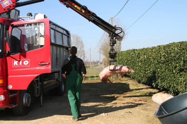 Suite aux difficultés rencontrées par les éleveurs pour déclarer les animaux morts, la Chambre d’Agriculture a rencontré le directeur de l’usine de la société ATEMAX.