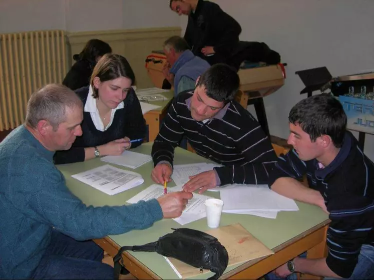 Les élèves de l’ISVT exposent à l’agriculteur les résultats du bilan énergétique de son exploitation.