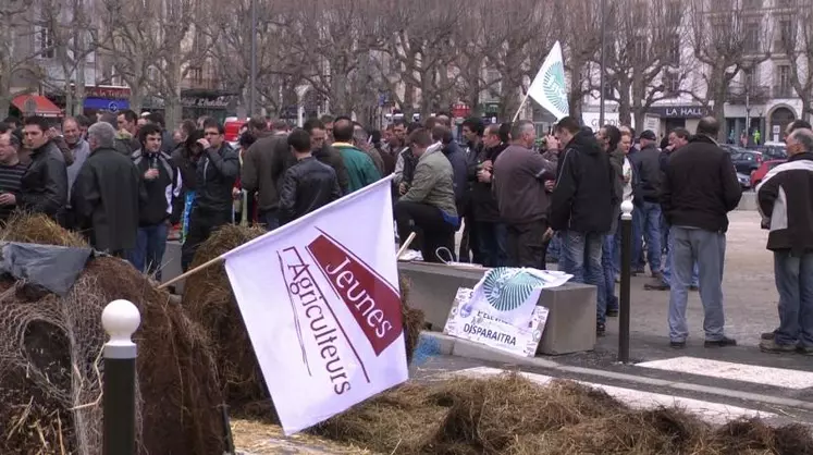 Paillage de la préfecture : "les éleveurs sur la paille"