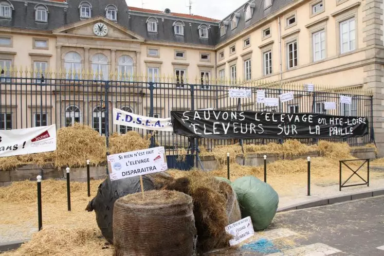 Une Préfecture littéralement empaillée en moins de deux...