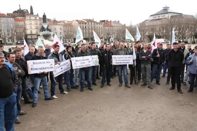 Les agriculteurs sont restés devant la Préfecture toute la matinée.