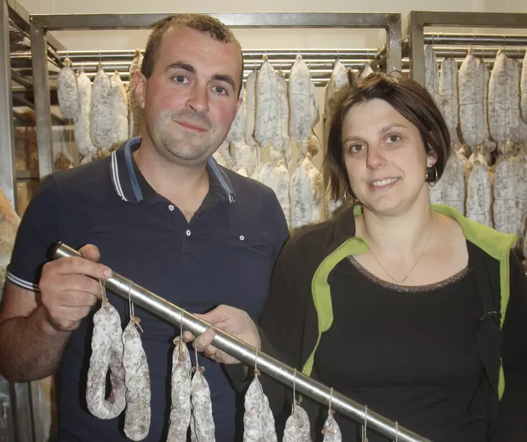 Isabelle Merlin et Ludovic Alvergnas avec leur saucisse sèche primée d'une médaille d'argent.