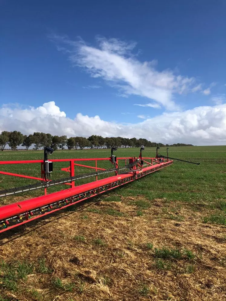 Caméras et ordinateur de bord pour traquer les mauvaises herbes.